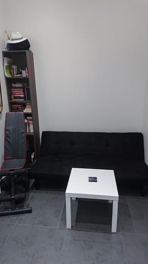 * Moulin Rouge Getaway * 1br + Desk + Gym Weights Parijs